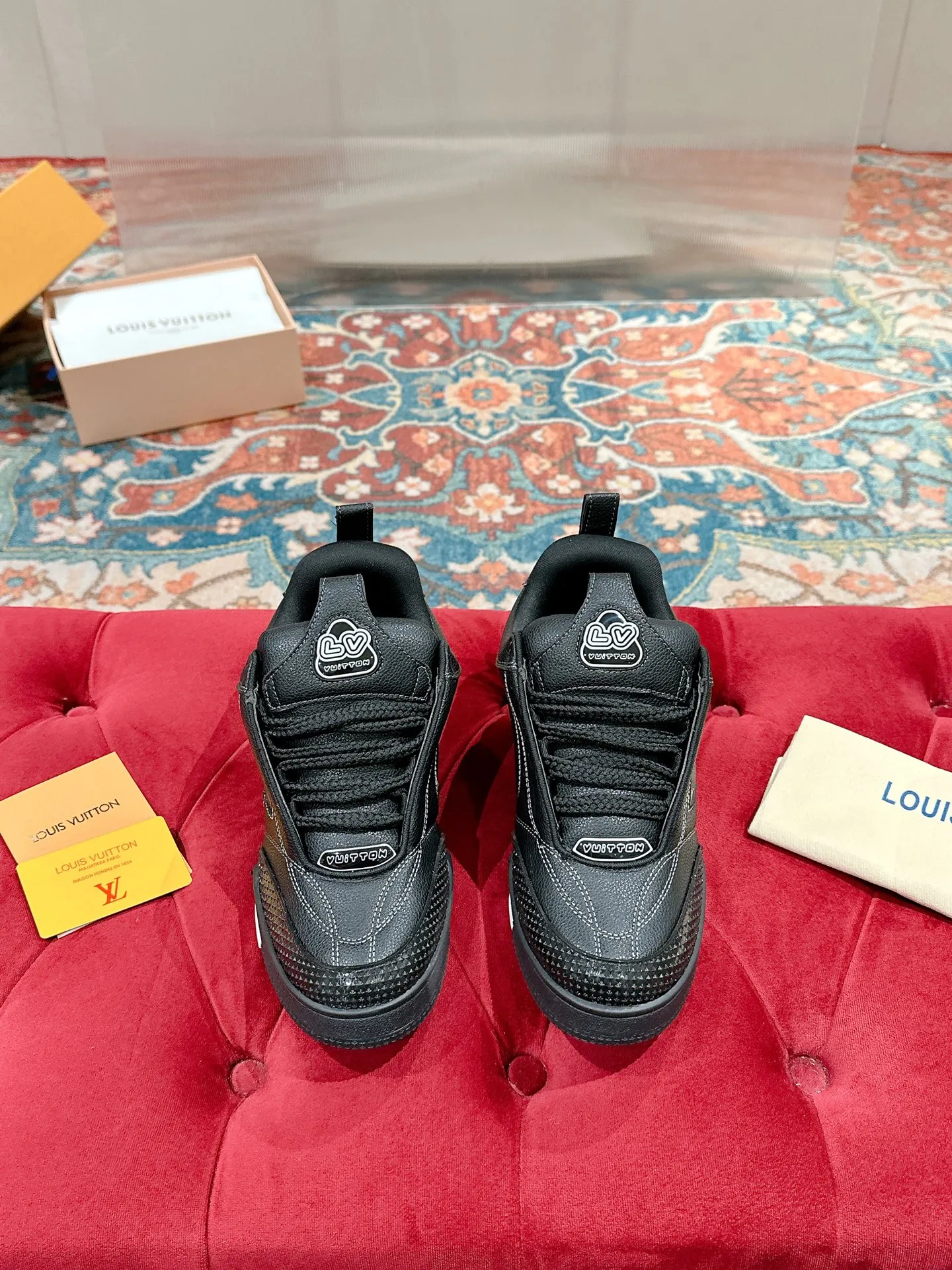 👟👟Ex-factory price 800👟👟 LV donkey brand L SKATE series latest color matching Tariner sneakers four-leaf clover skate shoes couple style retro basketball shoes original purchase development and production This LV Skate sneaker is decorated with colorful details on the grained cow leather shoe body, echoing the leather goods and ready-to-wear series of the season. A gradient Monogram flower blooms on the side of the sneaker. The padded tongue and Mini Monogram fabric-lined collar show the inspiration of skate shoes in the 1990s ▪️Material: original customized first-layer cowhide ▪️Inner lining: imported breathable mesh ▪️Sole: original open-molded non-slip TPU material ▪️Sole thickness: 3.5cm ▪️Size: Female 35-40 Male 39-44 (Female 41, Male 45.46 customized, non-returnable)